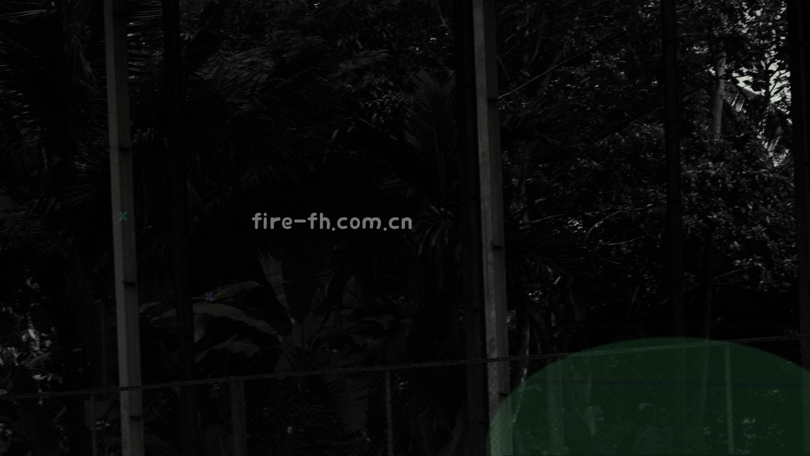 夜间球场灯光下的草坪与空看台，叠加淡青蓝色数据网格与坐标线